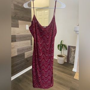 Slinky sparkly maroon cocktail dress perfect for dancing the night away 💃🏻